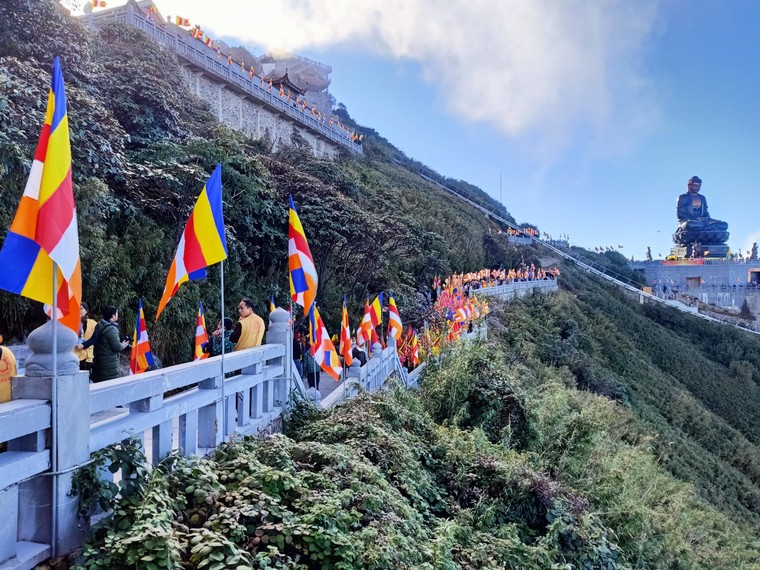 Đầu tháng 4 đến đỉnh thiêng Fansipan thực hành tín ngưỡng thờ Mẫu ảnh 2