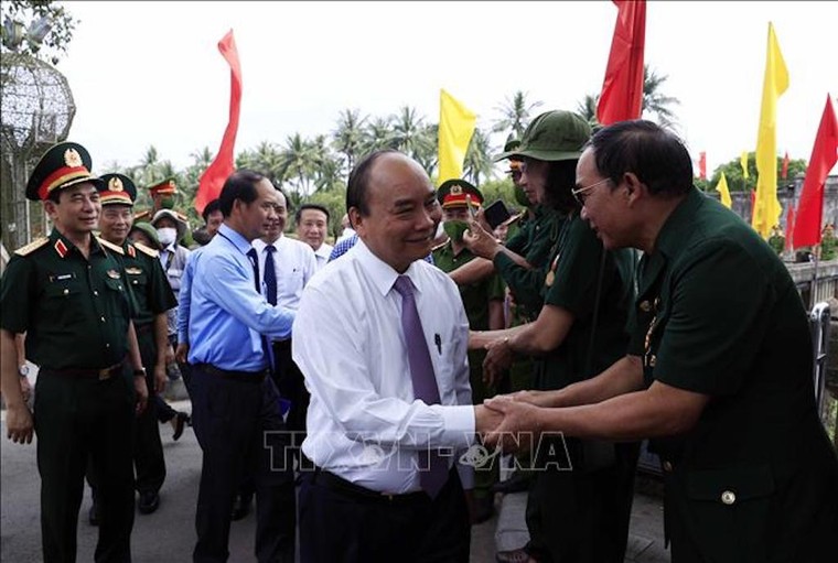 Chủ tịch nước dâng hương các Anh hùng liệt sĩ tại Di tích quốc gia đặc biệt Thành cổ Quảng Trị ảnh 2