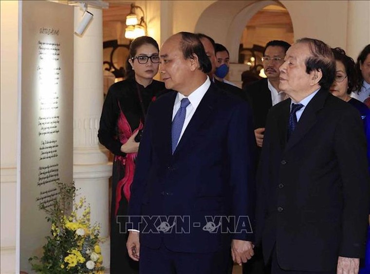 Chủ tịch nước Nguyễn Xuân Phúc trao Huân chương Độc lập hạng Nhì cho nhà thơ Hữu Thỉnh ảnh 1