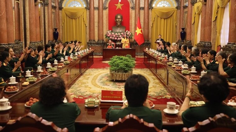 Phó Chủ tịch nước Võ Thị Ánh Xuân tiếp Đại đội Nữ lái xe Trường Sơn ảnh 1