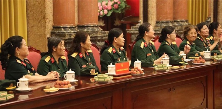 Phó Chủ tịch nước Võ Thị Ánh Xuân tiếp Đại đội Nữ lái xe Trường Sơn ảnh 2