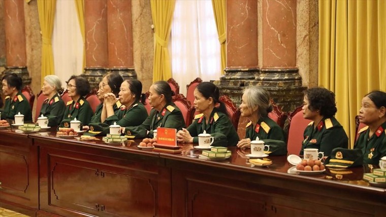 Phó Chủ tịch nước Võ Thị Ánh Xuân tiếp Đại đội Nữ lái xe Trường Sơn ảnh 3