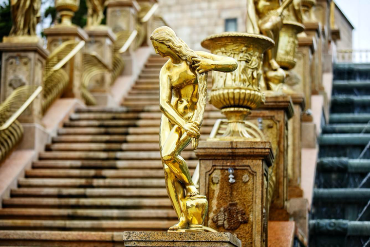 5 tác phẩm điêu khắc đặc biệt nhất tại Thác Thần Mặt Trời ở Bà Nà Hills ảnh 3