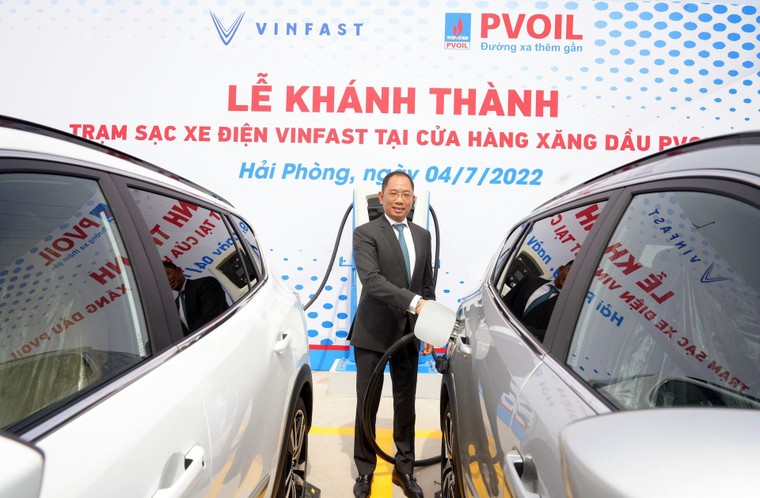 Khánh thành trạm sạc xe điện Vinfast đầu tiên tại cửa hàng xăng dầu PVOIL ảnh 1