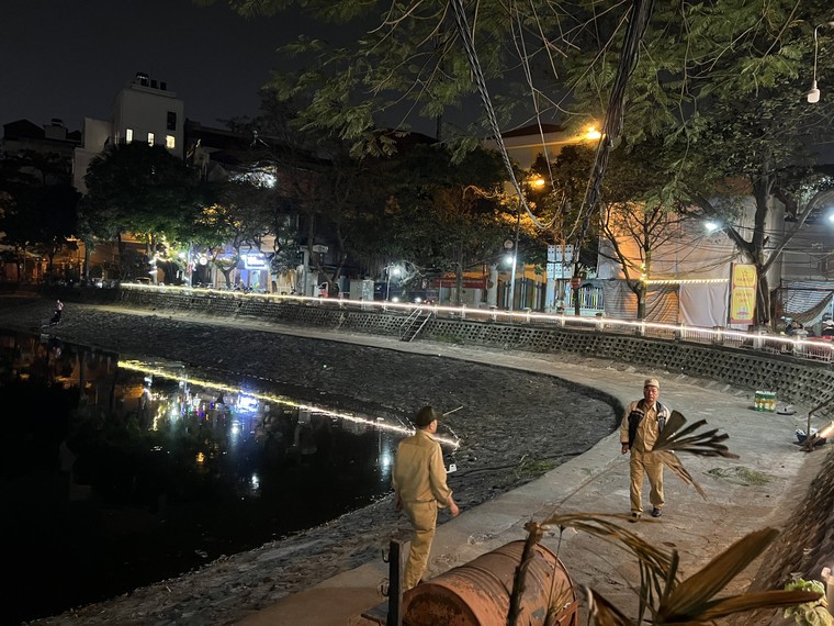 Quận Đống Đa: 'Mạnh tay' xử lý vi phạm trật tự đô thị, giành lại vỉa hè cho người đi bộ ảnh 9