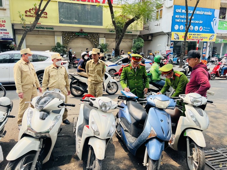 Quận Đống Đa: 'Mạnh tay' xử lý vi phạm trật tự đô thị, giành lại vỉa hè cho người đi bộ ảnh 5