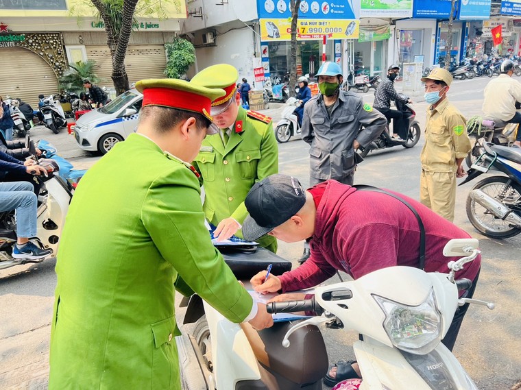 Quận Đống Đa: 'Mạnh tay' xử lý vi phạm trật tự đô thị, giành lại vỉa hè cho người đi bộ ảnh 6