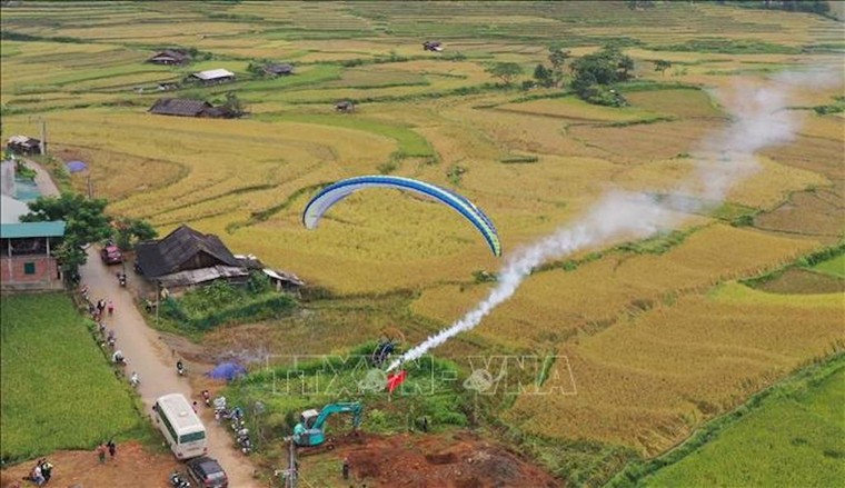Yên Bái: Khai mạc festival dù lượn 'Bay trên mùa vàng' năm 2023 ảnh 1