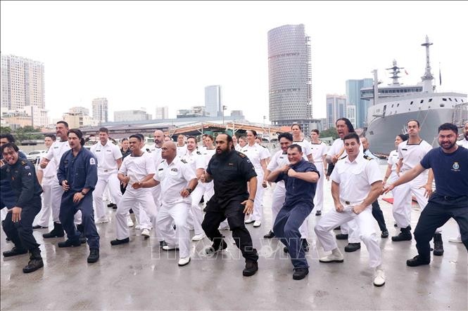 Hai tàu hải quân Hoàng Gia New Zealand thăm hữu nghị Việt Nam ảnh 4