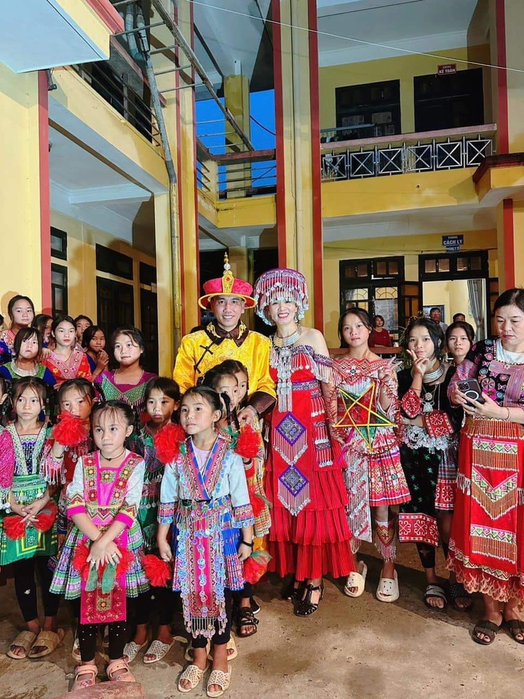 Yên Bái yêu cầu báo cáo vụ Phú Lê ăn mặc phản cảm biểu diễn trong Đêm hội trăng rằm ảnh 1