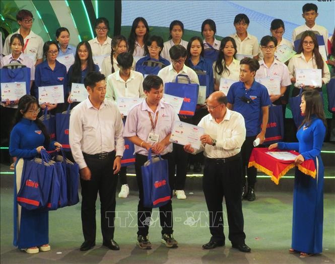 Trao học bổng 'Tiếp sức đến trường' cho sinh viên vượt khó khu vực ĐBSCL ảnh 1