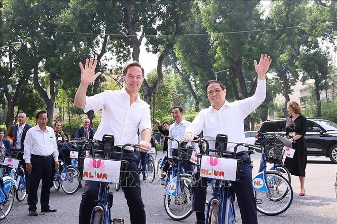 Thủ tướng Phạm Minh Chính và Thủ tướng Hà Lan cùng đạp xe dạo phố Hà Nội ảnh 2