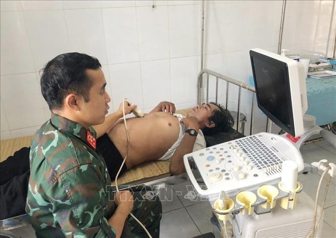 Vùng 4 Hải quân: Đưa một ngư dân bị bệnh từ Trường Sa về đất liền điều trị ảnh 1