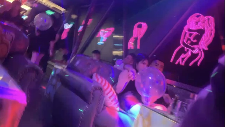 Chính quyền quận Đống Đa 'gặp khó' trong xử lý hàng quán bán bóng cười trái phép? ảnh 2