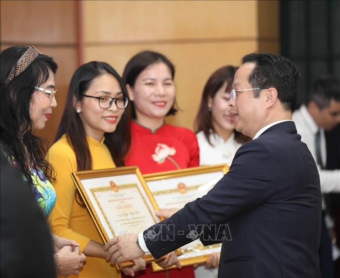 Hà Nội vinh danh 135 nhà giáo tâm huyết, sáng tạo nhân kỷ niệm ngày Nhà giáo Việt Nam ảnh 1
