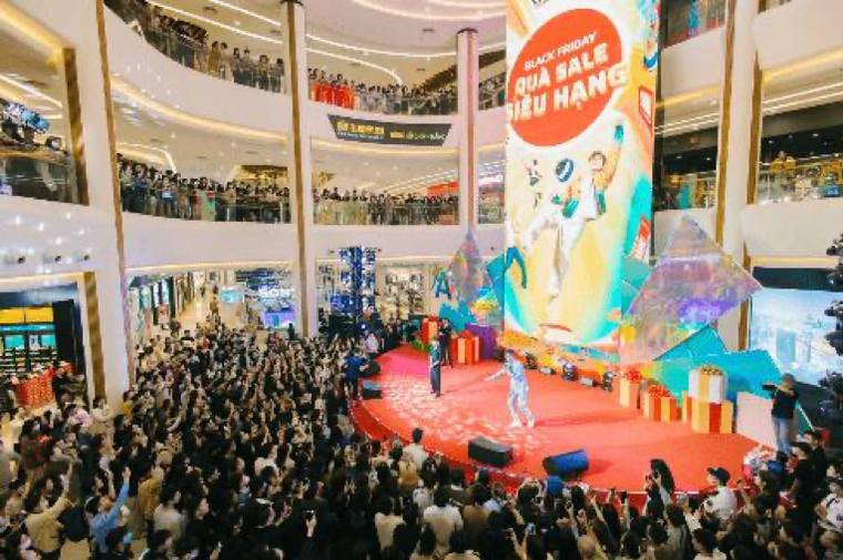 Người dân tấp nập săn “Quà Sale Siêu Hạng” tại Vincom Black Friday 2023 ảnh 9