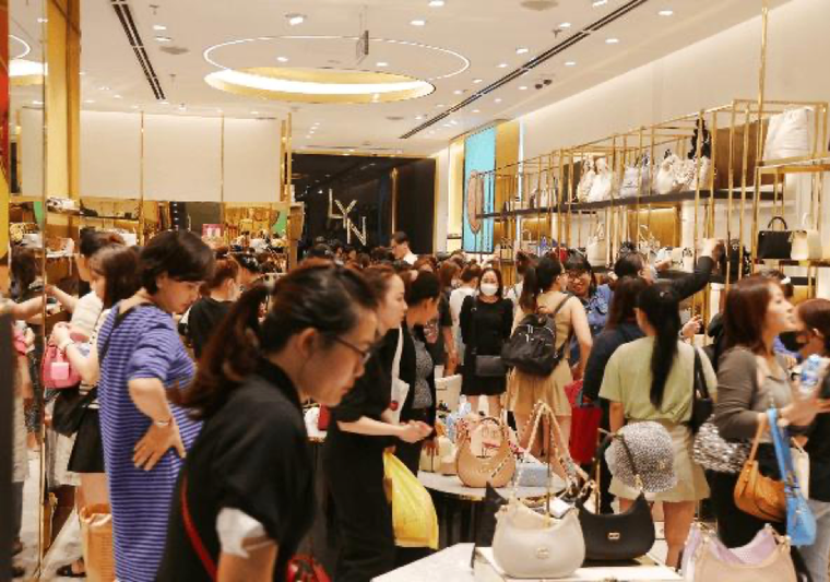 Người dân tấp nập săn “Quà Sale Siêu Hạng” tại Vincom Black Friday 2023 ảnh 1