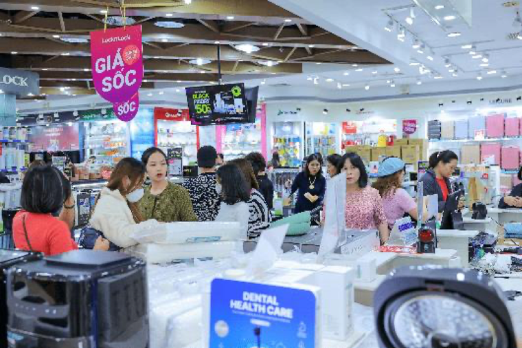 Người dân tấp nập săn “Quà Sale Siêu Hạng” tại Vincom Black Friday 2023 ảnh 7