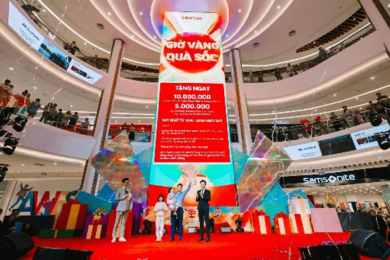 Người dân tấp nập săn “Quà Sale Siêu Hạng” tại Vincom Black Friday 2023 ảnh 8