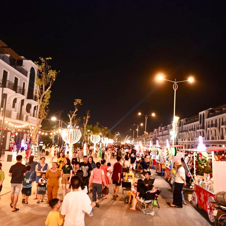 Người dân Long An đón Giáng sinh sớm tại đại lộ phố 3/2 ảnh 2