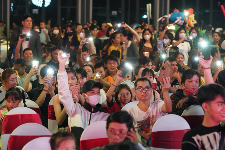 Người dân Long An đón Giáng sinh sớm tại đại lộ phố 3/2 ảnh 3