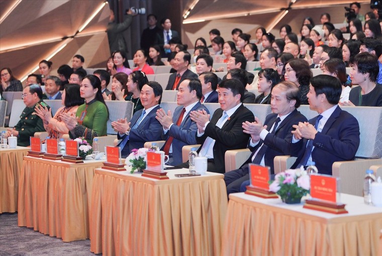 Tuyên dương 143 học sinh, sinh viên, thanh niên dân tộc thiểu số xuất sắc, tiêu biểu ảnh 1