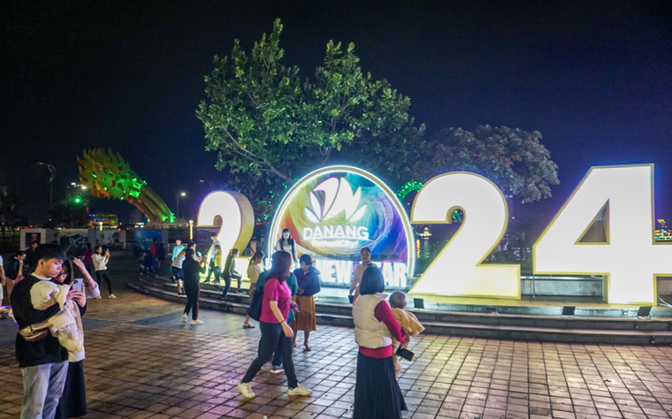 Không khí người dân trên cả nước ra đường đón giao thừa, chào năm mới 2024 ảnh 9