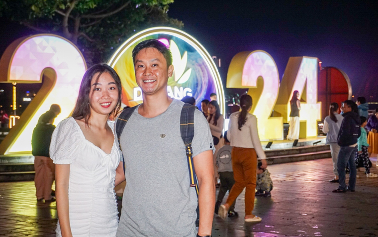 Không khí người dân trên cả nước ra đường đón giao thừa, chào năm mới 2024 ảnh 10