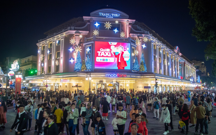 Không khí người dân trên cả nước ra đường đón giao thừa, chào năm mới 2024 ảnh 1