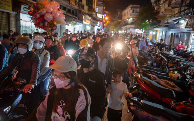 Không khí người dân trên cả nước ra đường đón giao thừa, chào năm mới 2024 ảnh 4