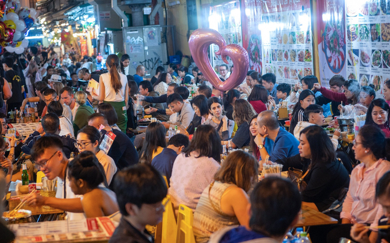 Không khí người dân trên cả nước ra đường đón giao thừa, chào năm mới 2024 ảnh 3