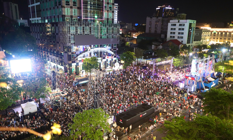 Không khí người dân trên cả nước ra đường đón giao thừa, chào năm mới 2024 ảnh 5