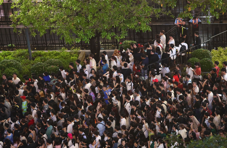 Không khí người dân trên cả nước ra đường đón giao thừa, chào năm mới 2024 ảnh 6