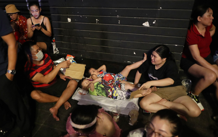 Không khí người dân trên cả nước ra đường đón giao thừa, chào năm mới 2024 ảnh 7