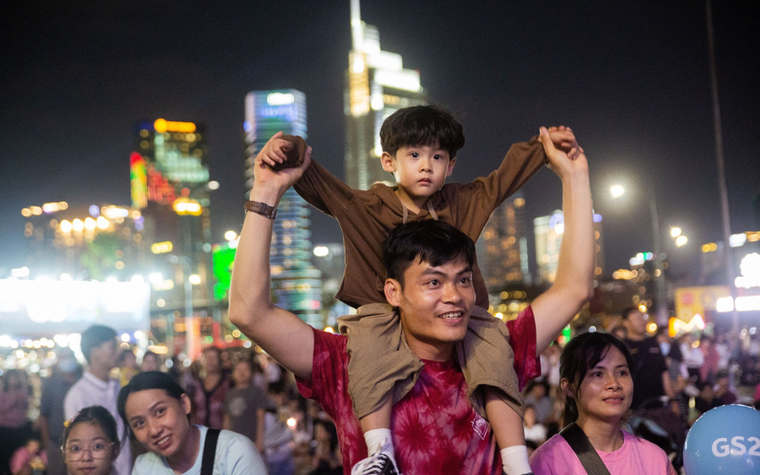 Không khí người dân trên cả nước ra đường đón giao thừa, chào năm mới 2024 ảnh 8