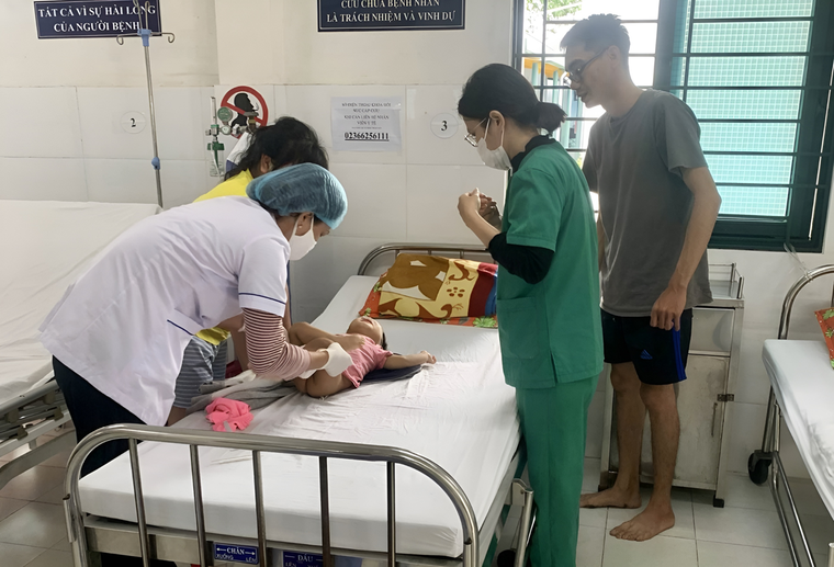 Đà Nẵng: CSGT hỗ trợ đưa cháu bé 1 tuổi lên cơn co giật đi cấp cứu kịp thời ảnh 1