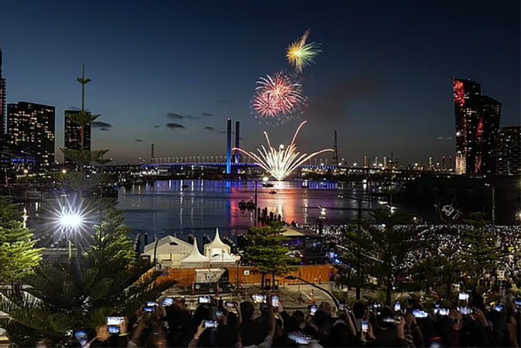 Hình ảnh pháo hoa rực rỡ trên thế giới đón chào năm mới 2024 ảnh 4