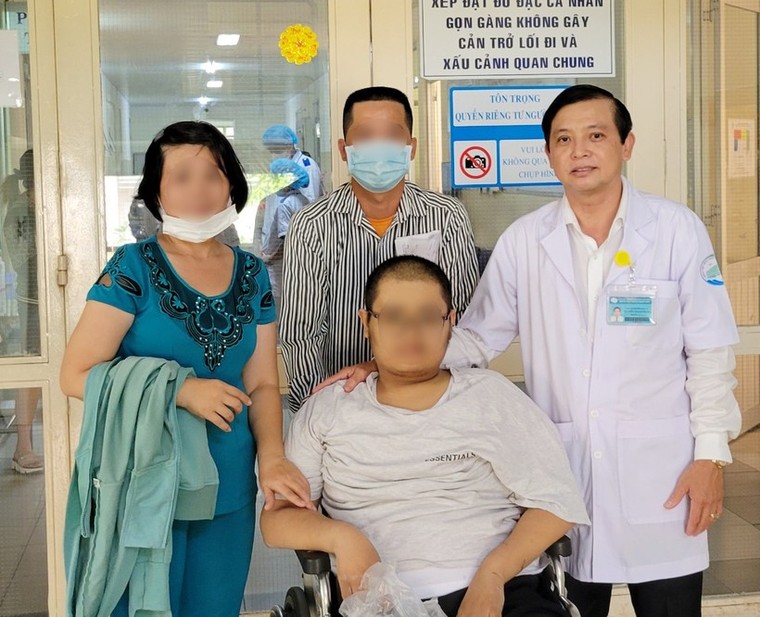 TP.HCM: Cứu sống nam thanh niên bị sốt xuất huyết nặng, vỡ hồng cầu hàng loạt​ ảnh 1