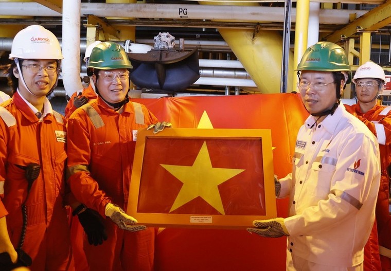 Chủ tịch nước Võ Văn Thưởng thăm, chúc Tết người lao động trên giàn khoan dầu khí ảnh 2