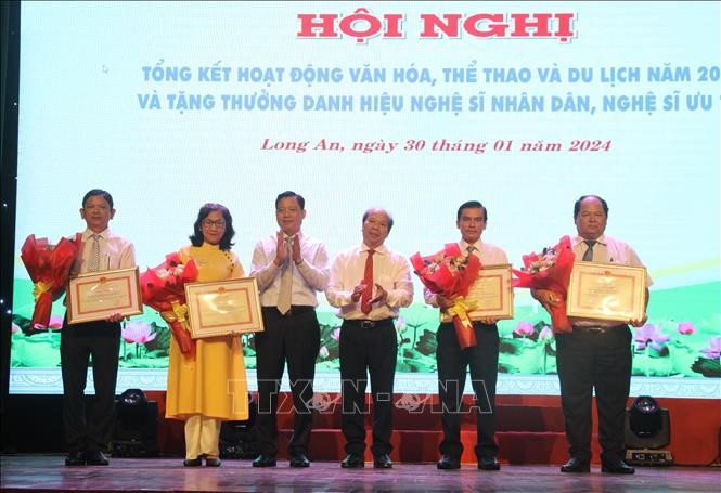 Long An: Lần đầu tiên có nghệ sĩ cải lương được phong tặng danh hiệu Nghệ sĩ nhân dân ảnh 2