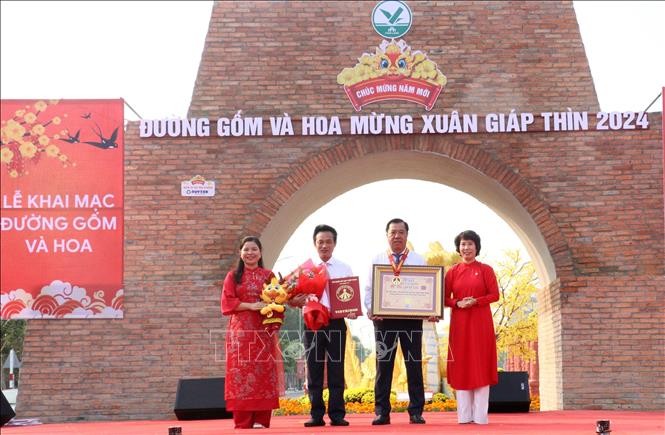 Vĩnh Long: Xác lập kỷ lục "Đường gốm đỏ và hoa dài nhất Việt Nam” ảnh 2