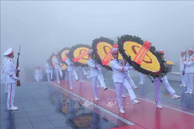 Lãnh đạo Đảng, Nhà nước vào Lăng viếng Chủ tịch Hồ Chí Minh ảnh 1