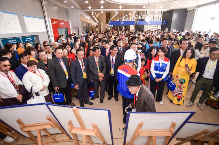 Hàng nghìn sản phẩm Vinamilk "theo chân" kiều bào trải nghiệm tuyến metro Bến Thành-Suối Tiên ảnh 3