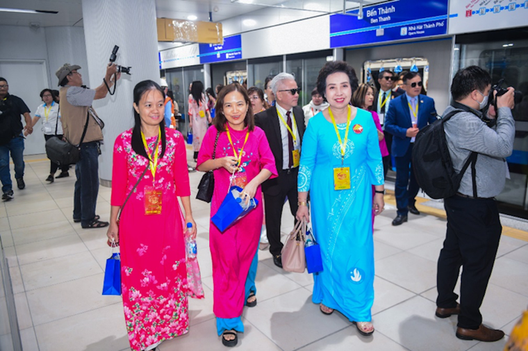 Hàng nghìn sản phẩm Vinamilk "theo chân" kiều bào trải nghiệm tuyến metro Bến Thành-Suối Tiên ảnh 1