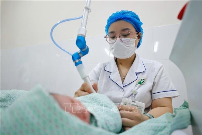 Ngày Thầy thuốc Việt Nam 27/2: Dồn lực nâng cao chất lượng chăm sóc sức khỏe người dân ảnh 1