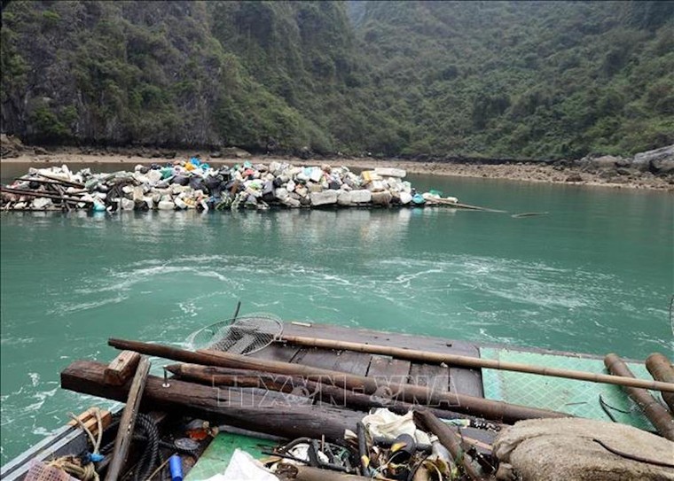 Thu gom rác thải, đảm bảo mỹ quan, môi trường trên Vịnh Hạ Long ​ ảnh 1