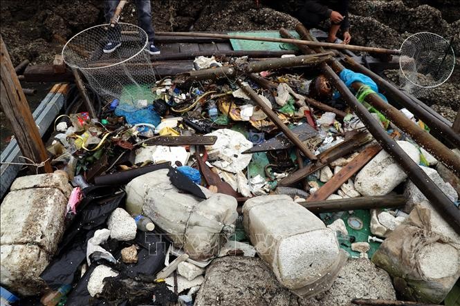 Thu gom rác thải, đảm bảo mỹ quan, môi trường trên Vịnh Hạ Long ​ ảnh 3