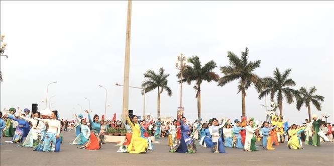 Rực rỡ sắc màu Lễ hội đường phố Đồng Hới ảnh 2