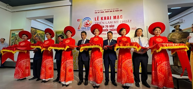 Trưng bày 70 tác phẩm mỹ thuật kỷ niệm 70 năm Chiến thắng Điện Biên Phủ ảnh 1