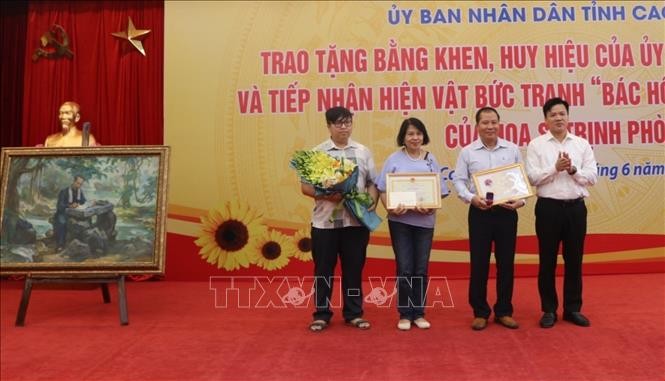 Cao Bằng tiếp nhận bức tranh “Bác Hồ làm việc tại Pác Bó” của họa sĩ Trịnh Phòng ảnh 1